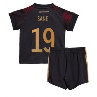 Koszulka piłkarska Niemcy Leroy Sane #19 Strój wyjazdowy dla dzieci MŚ 2022 tanio Krótki Rękaw (+ Krótkie spodenki)